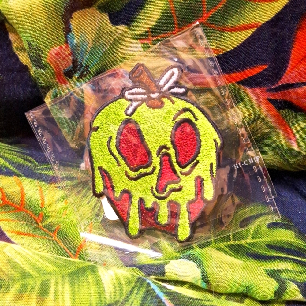 Official Disney Snow White Wicked Queen Poison Apple Patch LG - Picture 3 of 5